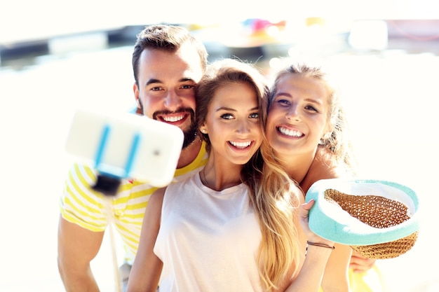 Grupo de amigos alegres se divertindo ao ar livre no verão