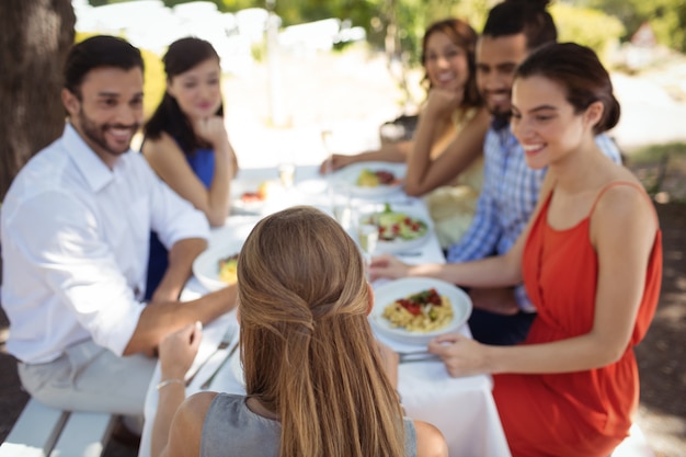 Grupo de amigos almoçando