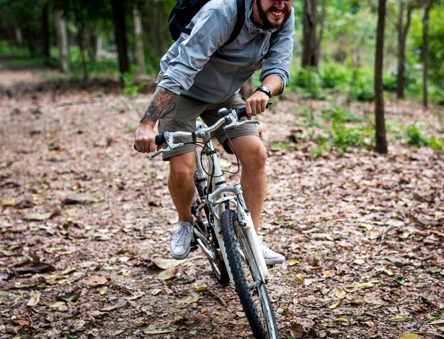 Grupo de amigos andam de bicicleta de montanha na floresta juntos