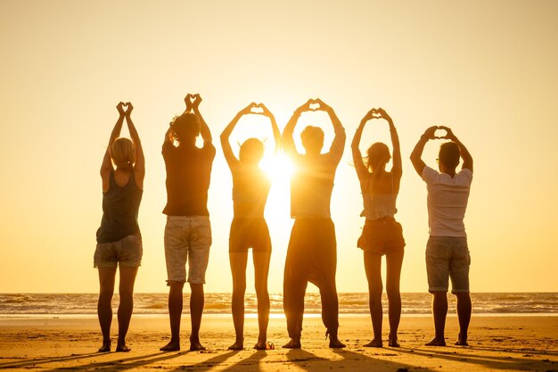 Grupo de amigos apreciando o pôr do sol em Goa Índia