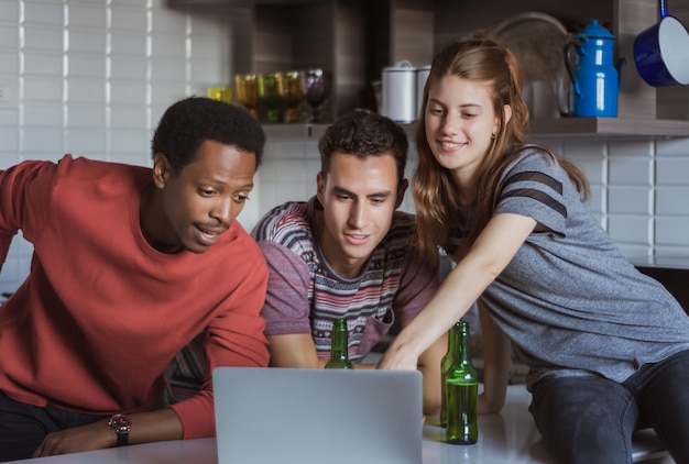 Grupo de amigos, aproveitando o tempo juntos