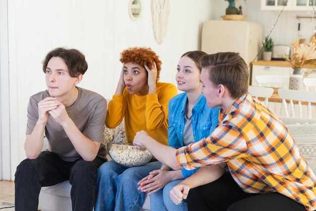 Foto grupo de amigos assistindo esporte jogo de futebol na tv fãs de futebol felizes comemorando