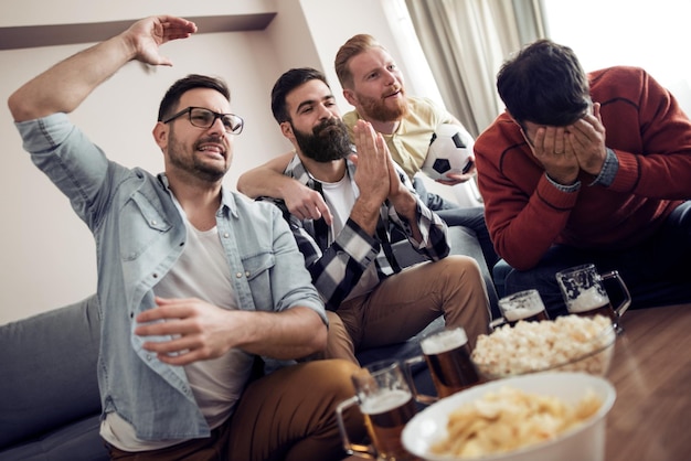 Grupo de amigos assistindo esporte juntos