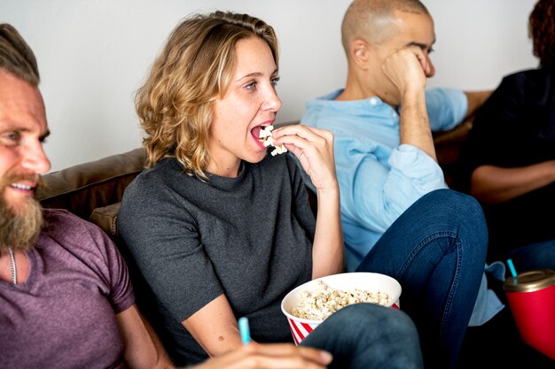 Grupo de amigos assistindo filme