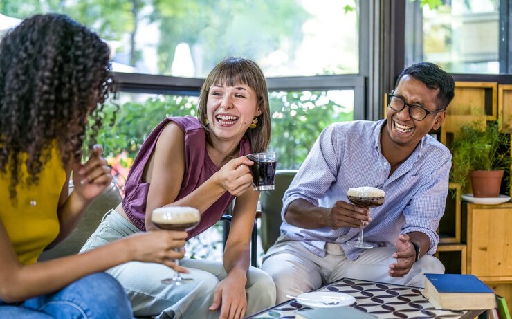 Foto grupo de amigos bebendo café e café gelado, pessoas da geração z se divertindo juntos