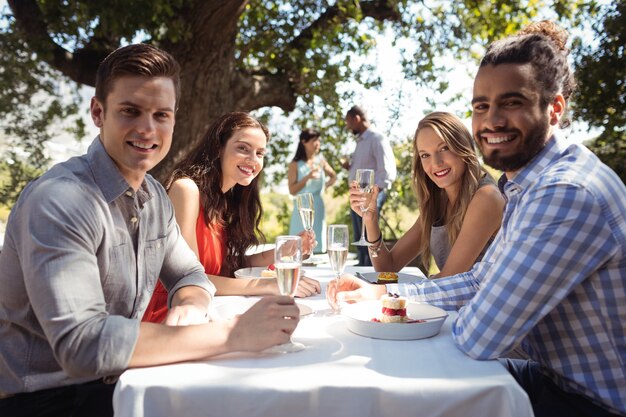 Foto grupo de amigos brindando taças de champanhe