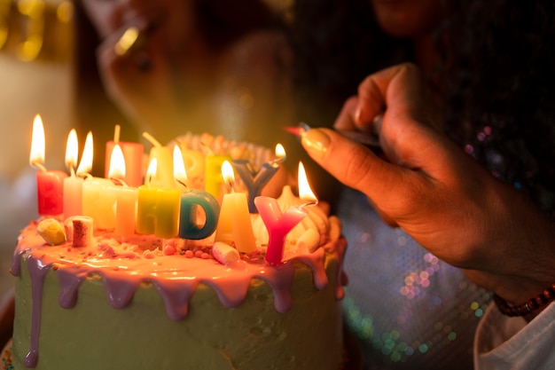 Foto grupo de amigos com bolo em uma festa de aniversário surpresa