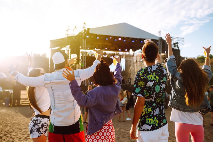 Foto grupo de amigos com cerveja dançando e se divertindo no festival de música juntos festa de praia de verão