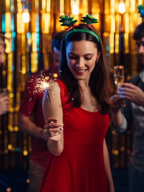 Grupo de amigos comemorando ano novo, festa de Natal.