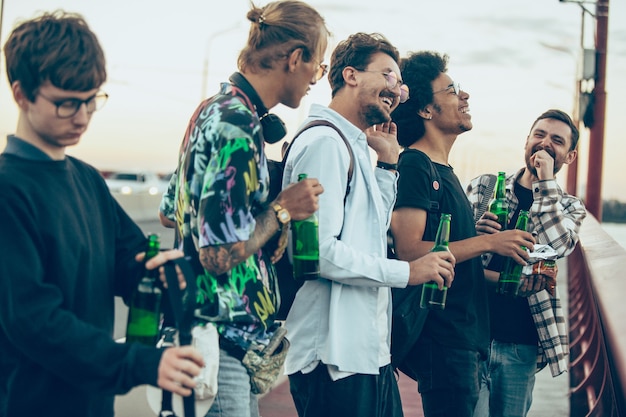 Grupo de amigos comemorando, descansando, se divertindo e festejando no dia de verão