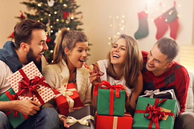 grupo de amigos comemorando natal em casa