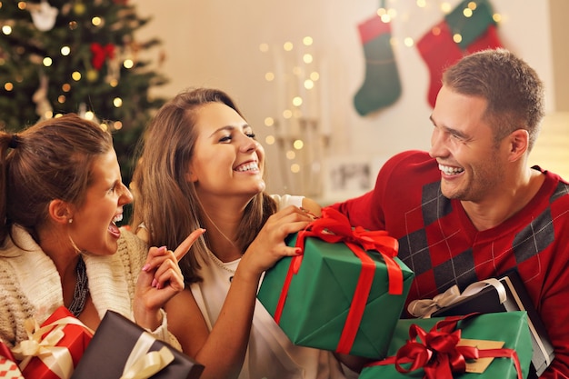 Grupo de amigos comemorando natal em casa