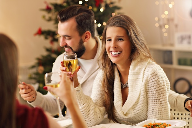 grupo de amigos comemorando natal em casa