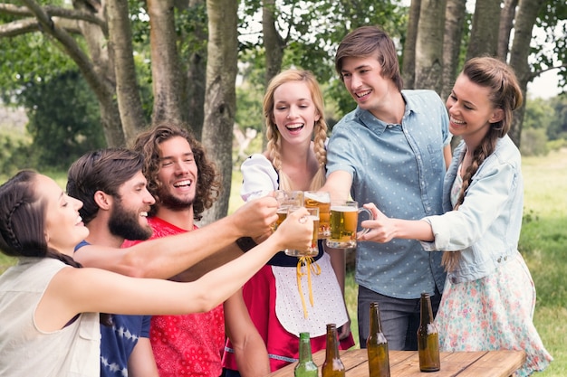 Grupo de amigos comemorando o mais oktoberfest