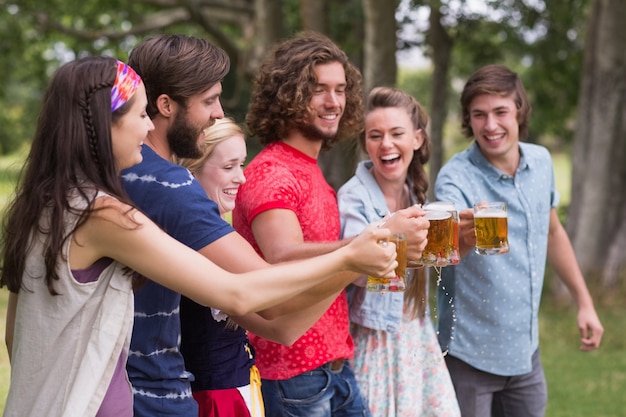 Grupo de amigos comemorando o mais oktoberfest