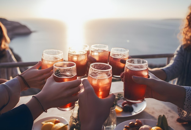 Grupo de amigos comendo e brindando em um terraço ao pôr do sol com vista para o mar Generative ai