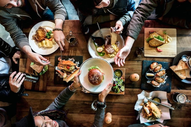 Foto grupo de amigos comendo juntos