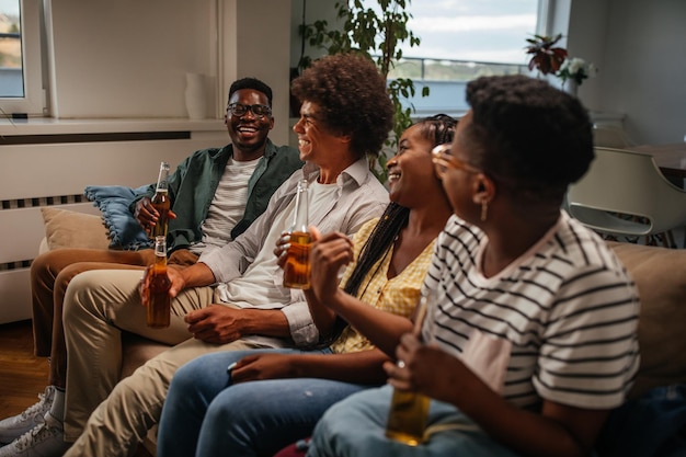 Grupo de amigos curtindo o fim de semana e cervejas