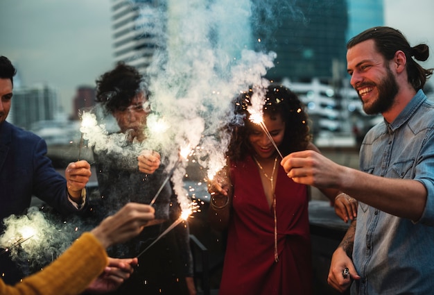 Grupo de amigos dando uma festa