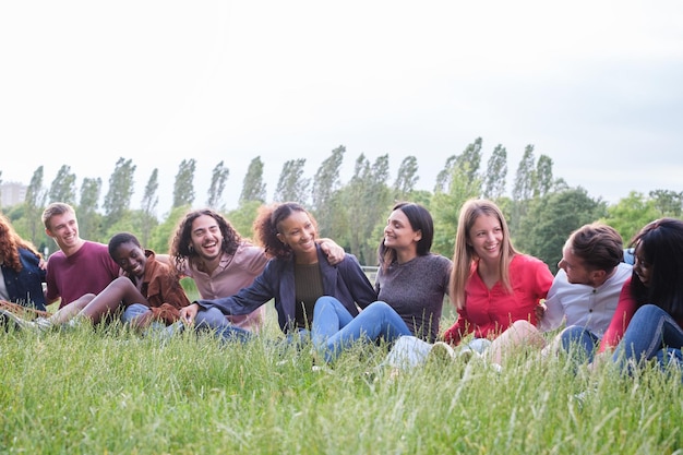 Grupo de amigos de diferentes culturas se divertindo ao ar livre