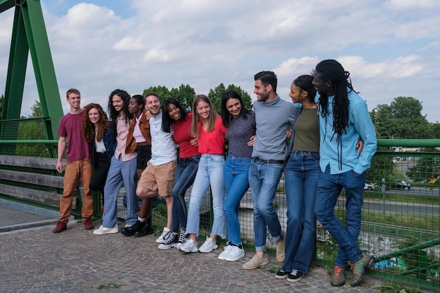 Grupo de amigos de diferentes etnias se divertindo ao ar livre