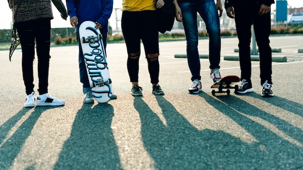 Grupo de amigos de escola ao ar livre estilo de vida