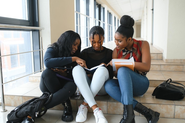 Grupo de amigos de faculdade africanos felizes