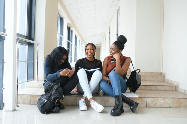 Grupo de amigos de faculdade africanos felizes