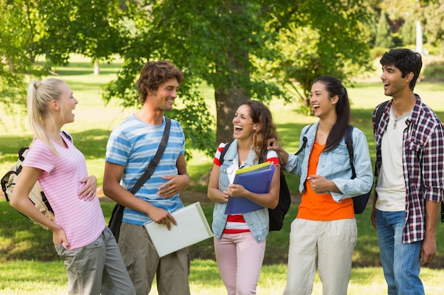 Grupo de amigos de faculdade alegre no campus