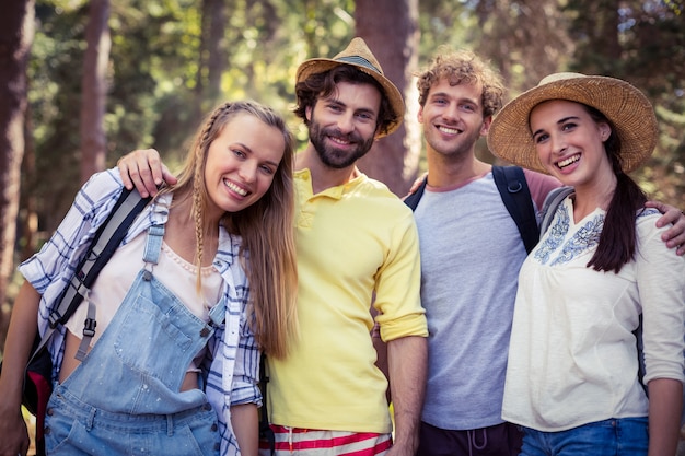 Grupo de amigos de pé junto com o braço