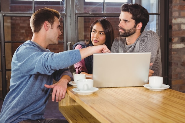 Grupo de amigos, desfrutando de um café