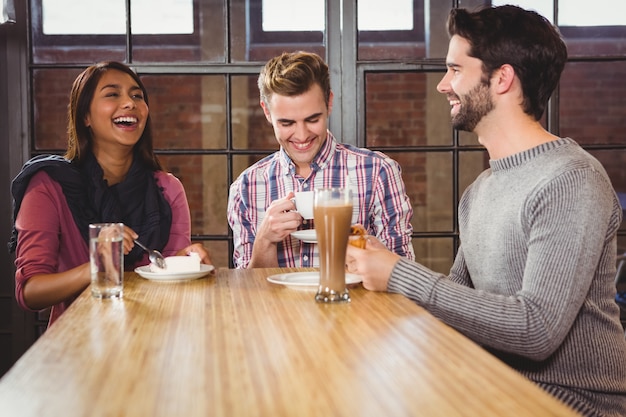 Foto grupo de amigos desfrutando de uma sobremesa