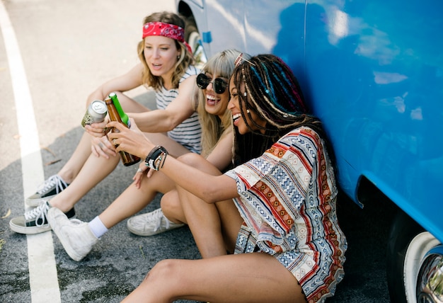 Grupo de amigos diversos bebendo cerveja Álcool juntos pelo Van