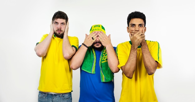 Foto grupo de amigos do futebol imitando os três macacos isolados