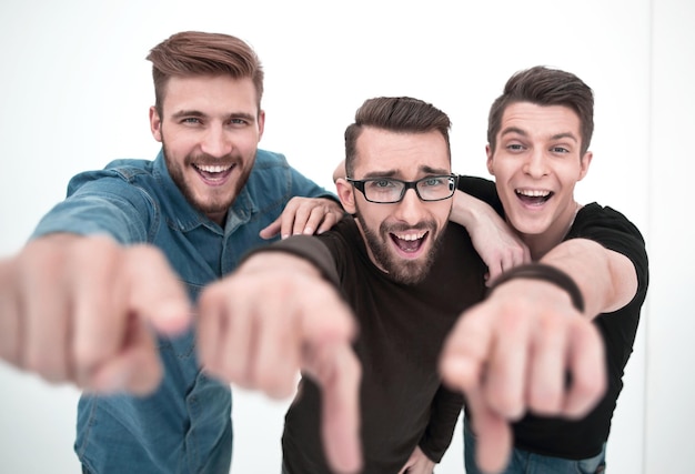 Grupo de amigos do sexo masculino sorridentes apontando para você