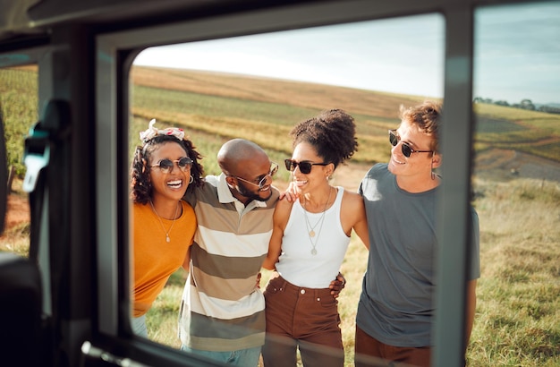 Grupo de amigos e feliz em viagem de carro na natureza por colina no verão Diversidade homem e mulher com óculos de sol em viagens de férias ou férias juntos pela agricultura agrícola ou terras rurais em Dublin