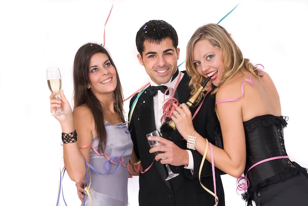 Grupo de amigos em festa de ano novo com champanhe