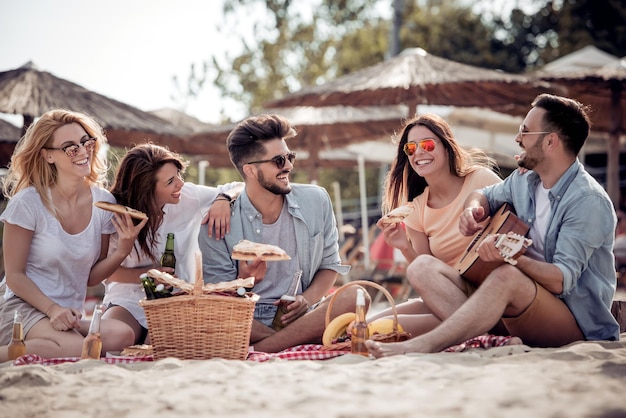 Grupo de amigos em festa na praia