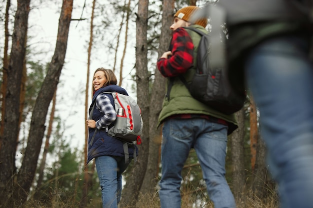 Grupo de amigos em um acampamento ou caminhada em um dia de outono