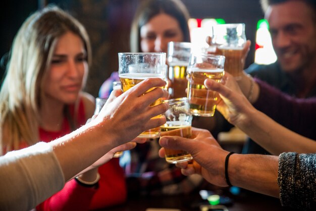 Grupo de amigos em um pub