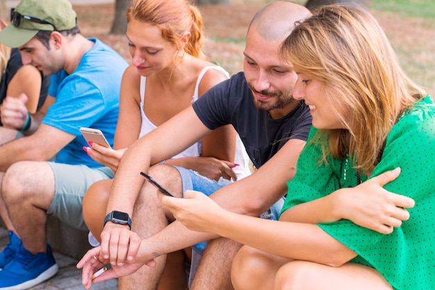 Grupo de amigos está assistindo telefone celular inteligente