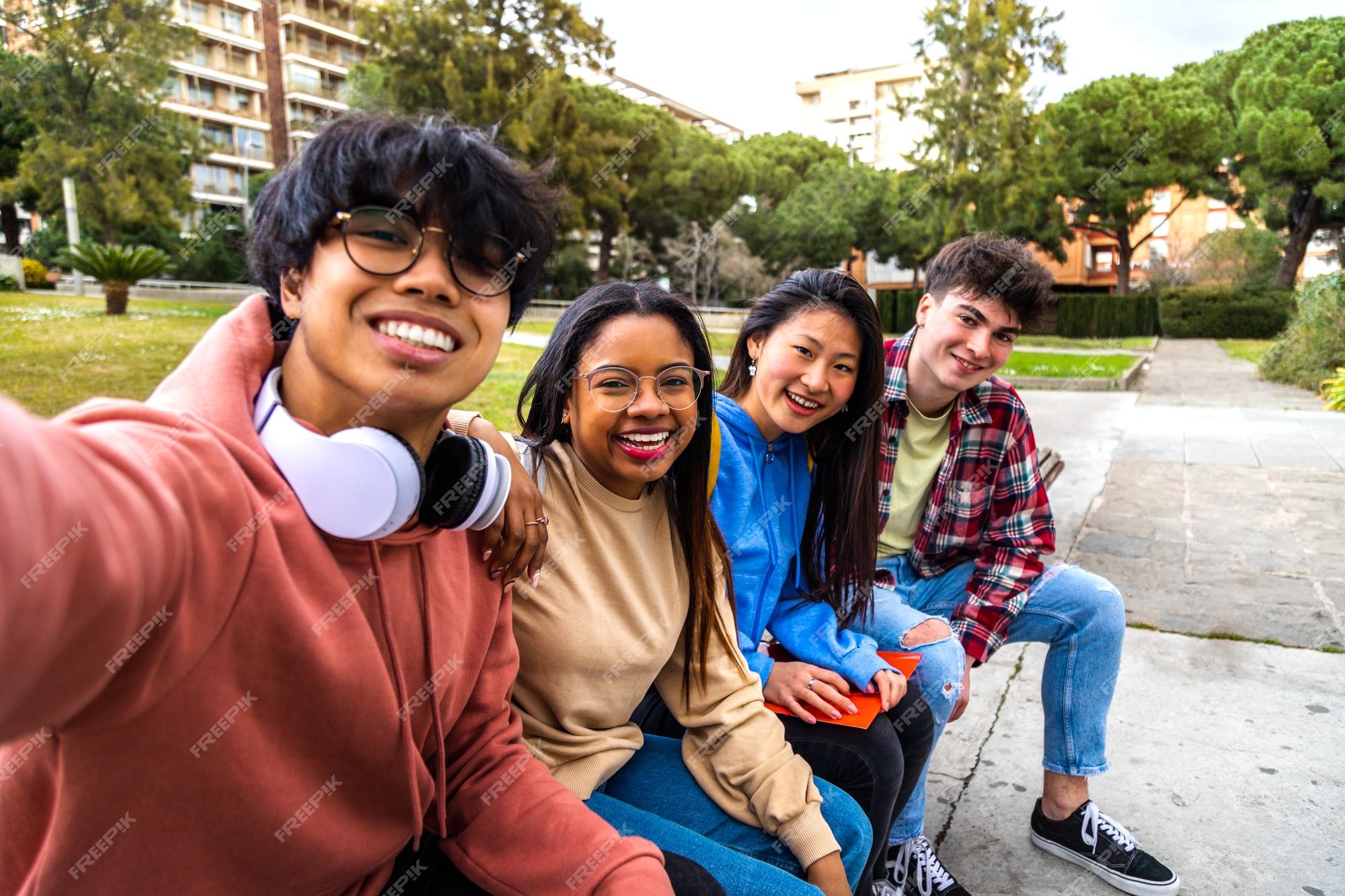 Grupo De Amigos Multirraciais Que Têm O Divertimento No Parque Do