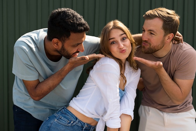 Foto grupo de amigos fazendo caretas