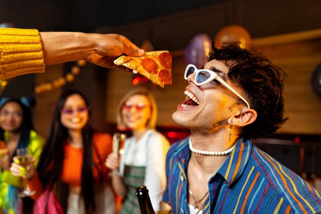 Foto grupo de amigos fazendo festa em casa na noite de ano novo