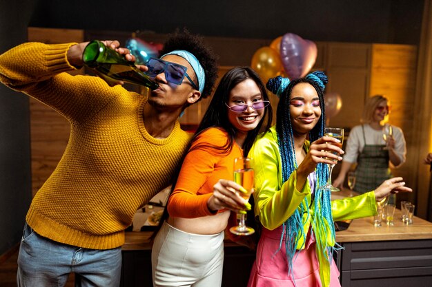 Grupo de amigos fazendo festa em casa na noite de ano novo