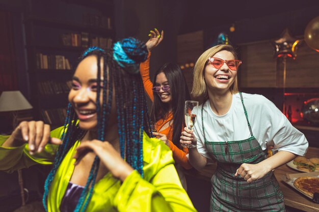 Grupo de amigos fazendo festa em casa na noite de ano novo