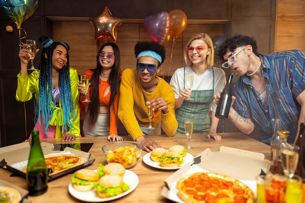 Grupo de amigos fazendo festa em casa na noite de ano novo