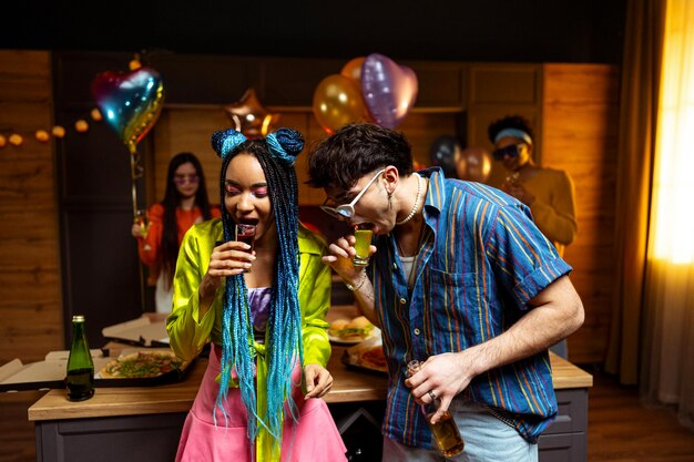 Foto grupo de amigos fazendo festa em casa na noite de ano novo