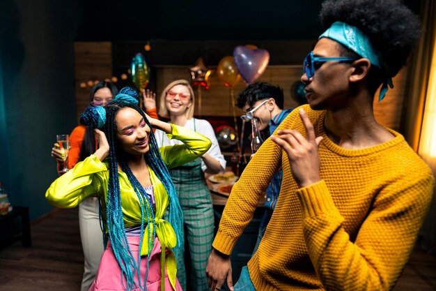 Grupo de amigos fazendo festa em casa na noite de ano novo