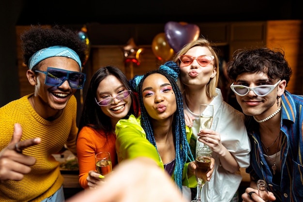 Grupo de amigos fazendo festa em casa na noite de ano novo